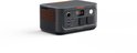 Jackery Explorer 500 powerstation met oranje accenten, schaduw en schuine weergave.