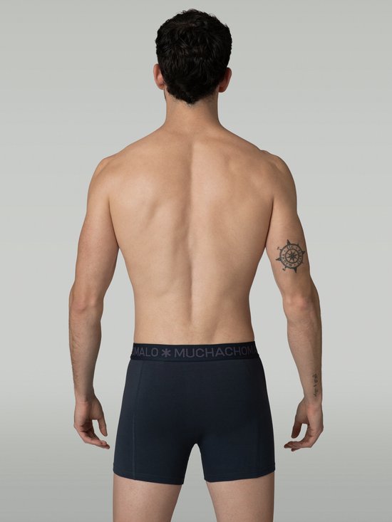 Man draagt een donkerblauwe Muchachomalo boxer, van achteren gezien.