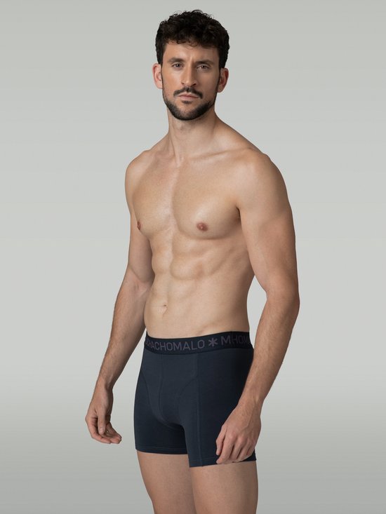 Man met baard draagt een donkerblauwe Muchachomalo boxer.