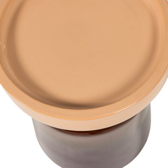Close-up van een keramieken bijzettafel met een crème kleurige bovenkant en een bruine, paarse basis.