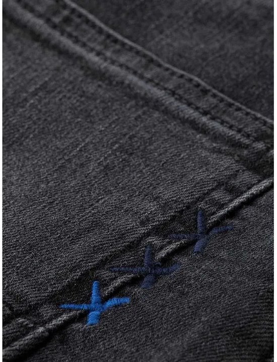 Gedetailleerde close-up van donkergrijze denim met blauwe kruisstiksels.