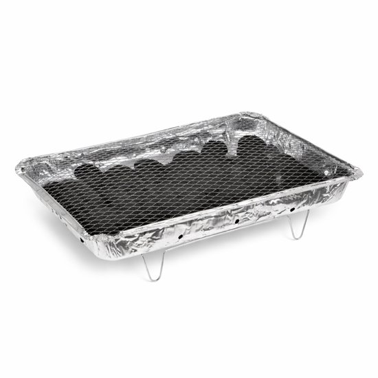 Zilveren wegwerp barbecue met grillrooster en briketten, op witte achtergrond.