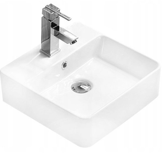 Witte vierkante opzetwastafel met chromen kraan.