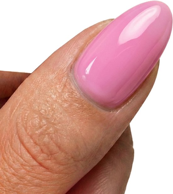Een duimnagel met een glanzende roze gel nagellak.
