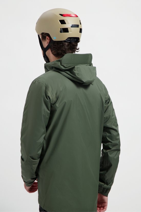 Man met helm, draagt een olijfgroene regenjas.