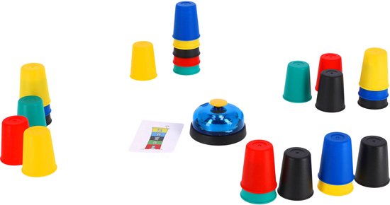 Gekleurde stapelbekers in blauw, groen, rood, zwart en geel, met een bel en kaarten, verspreid op een witte achtergrond.