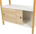 Close-up van de schuifdeuren van een lichte houten kast, onderdeel van een boekenkast.