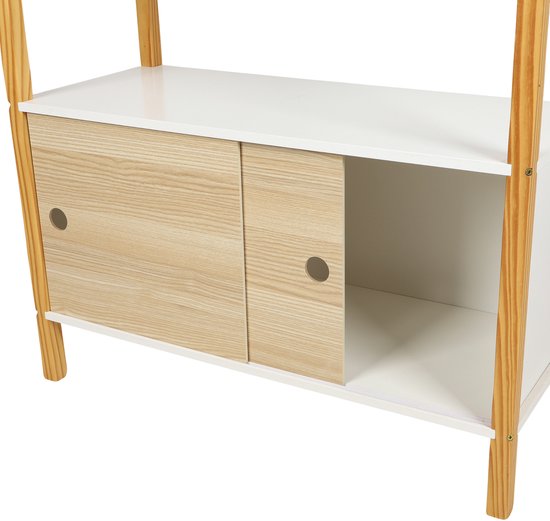 Close-up van de schuifdeuren van een lichte houten kast, onderdeel van een boekenkast.
