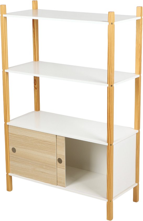 Boekenkast met houten frame, witte planken en lichte houten kast met twee schuifdeuren.