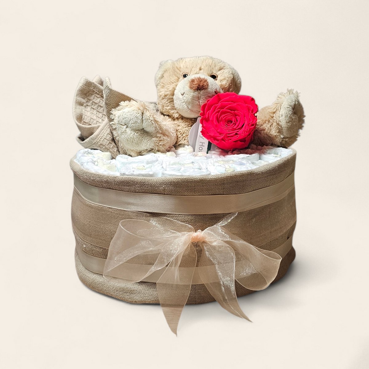 Luxe Luiertaart 1-Laags met Premium Pampers, Longlife Roos, Hydrofiele Doek, Spuugdoekje en Superzacht Beertje: Het Perfecte Kraamcadeau