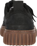 Achterkant van een zwarte suède sneaker met een dikke, bruine geribbelde zool en een lusje aan de hiel.