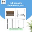Montagehandleiding voor het kledingrek in 3 simpele stappen: uitpakken, poten bevestigen, stangen in elkaar schuiven.