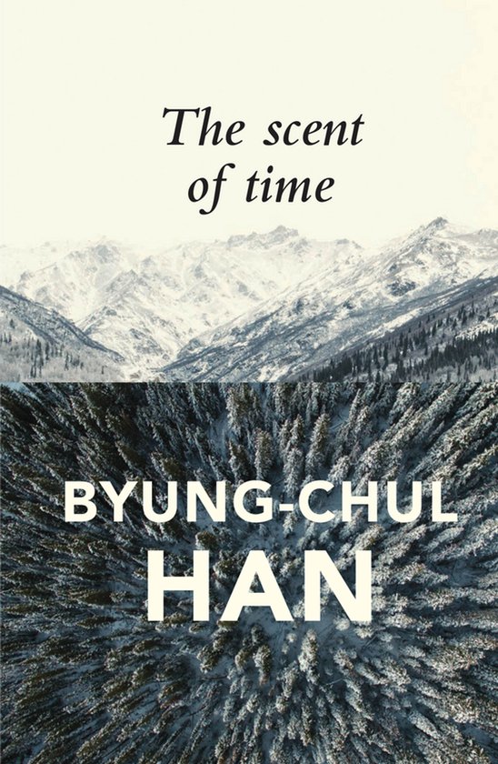 Boekcover met besneeuwde bergen en bossen, met de tekst 'The scent of time' en 'BYUNG-CHUL HAN'.
