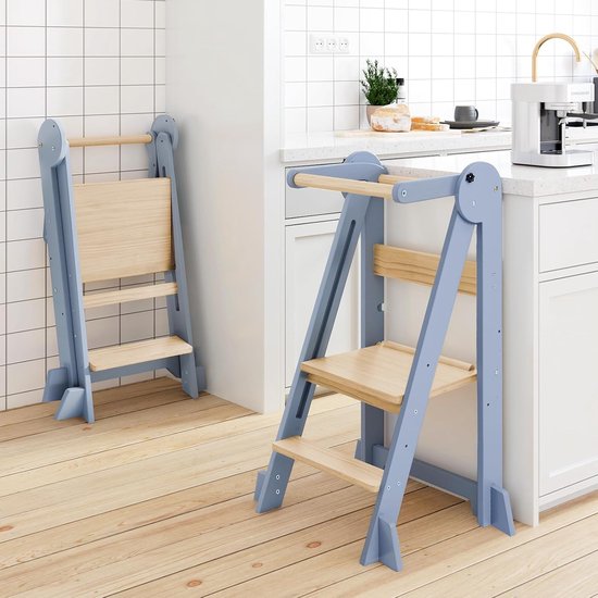 Twee lichtblauwe leertorens, één opgevouwen en één uitgeklapt in een keuken.
