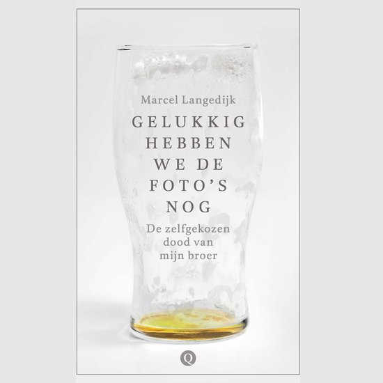 Leeg bierglas met tekst: 'Marcel Langedijk GELUKKIG HEBBEN WE DE FOTO'S NOG De zelfgekozen dood van mijn broer'.