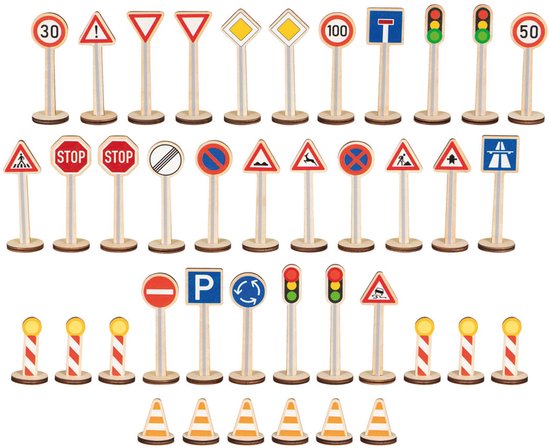 Vue d'ensemble des panneaux routiers jouets en bois, feux de circulation et cônes.