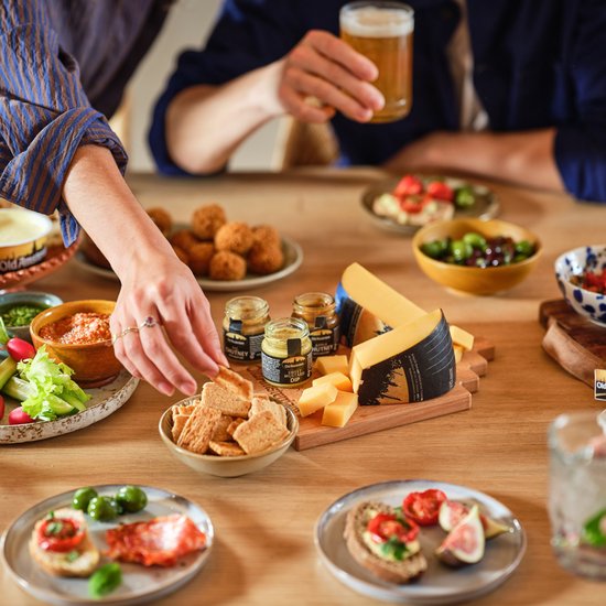 Old Amsterdam Flavour Box – Kaaspakket met 2 Kazen, Chutneys & Borrelplank – Borrelpakket – Cadeaupakket