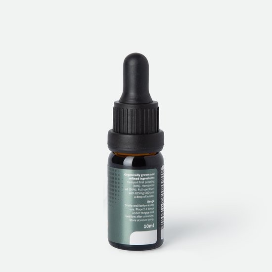 Glazen flesje met druppelaar met groen etiket met ingrediënten en gebruiksaanwijzing in het Engels, 'CBD OIL 10ml'.
