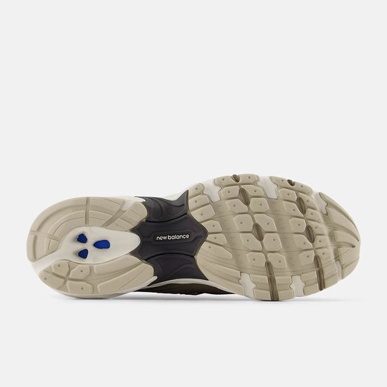 Onderkant van New Balance sneaker met beige loopzool en donkere details.