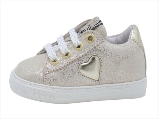 Lichtgouden glitter sneaker met witte veters, gouden hartje en zebraprint op de tong.