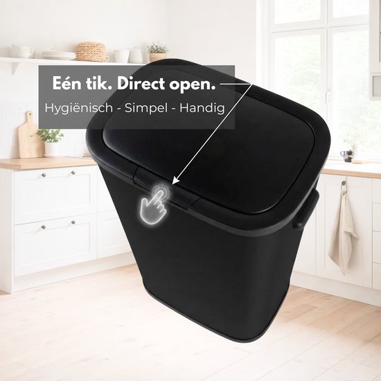Zwarte prullenbak met open deksel, een pictogram van een vinger die op de knop drukt. Tekst: 'Eén tik. Direct open. Hygiënisch - Simpel - Handig'.