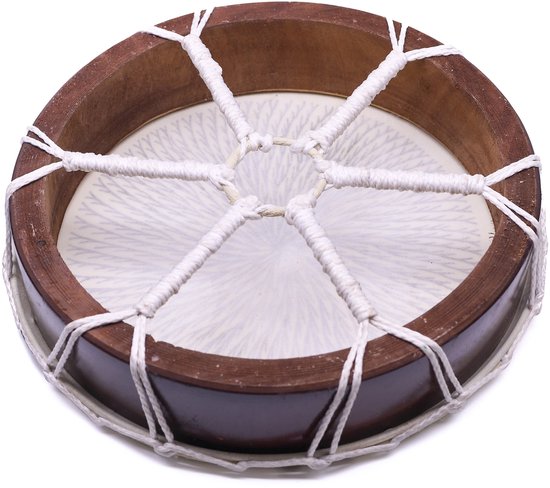Een houten trommel van bovenaf, met touwen en een patroon van fijne lijnen op de huid.