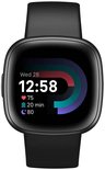 Zwarte Fitbit Versa 4 smartwatch met weergave wo 28 12:58.