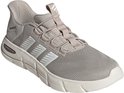 Lichtgrijze Adidas sneaker met witte strepen en vetersluiting.