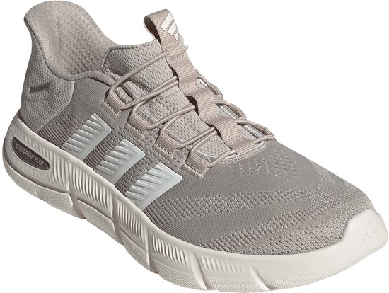 Lichtgrijze Adidas sneaker met witte strepen en vetersluiting.