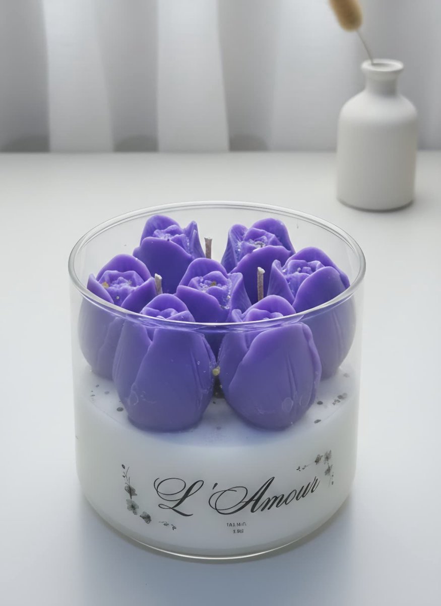 L’Amour Luxe Geurkaars 350g – Handgemaakt van Sojawas – Vanille & Jasmijn – Luxe Tulpen Kaars met Gouden Details – Paars - Romantisch Cadeau