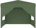 Groene partytent met puntdak en open voorkant, met twee ramen met witte raamverdelers.