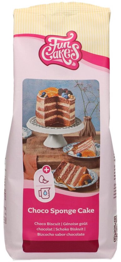 Verpakking met FunCakes Choco Sponge Cake mix. Toont een taart met chocolade en roomlagen, gegarneerd met fruit.