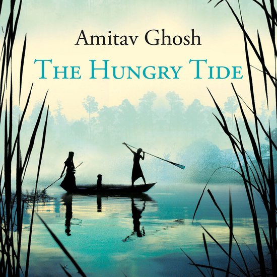 Boekcover van 'The Hungry Tide' met twee figuren in een boot op een mistige waterweg omringd door riet.