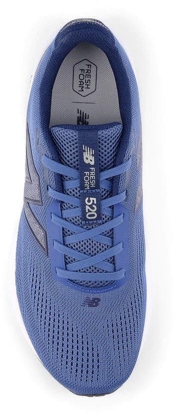 Bovenaanzicht van blauwe New Balance sportschoen met 'FRESH FOAM 520' op de tong.