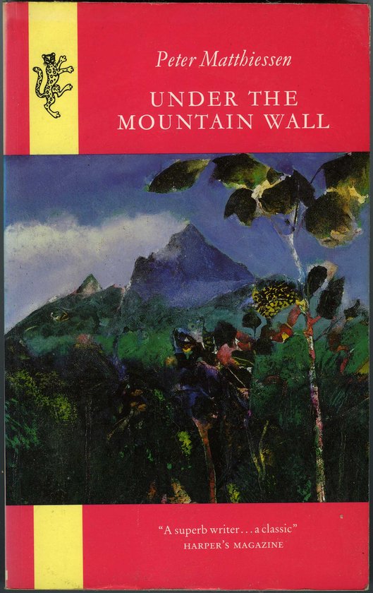Boekomslag met rode en gele banden. Titel 'UNDER THE MOUNTAIN WALL' van Peter Matthiessen. Schilderij van bergachtig landschap met vegetatie.