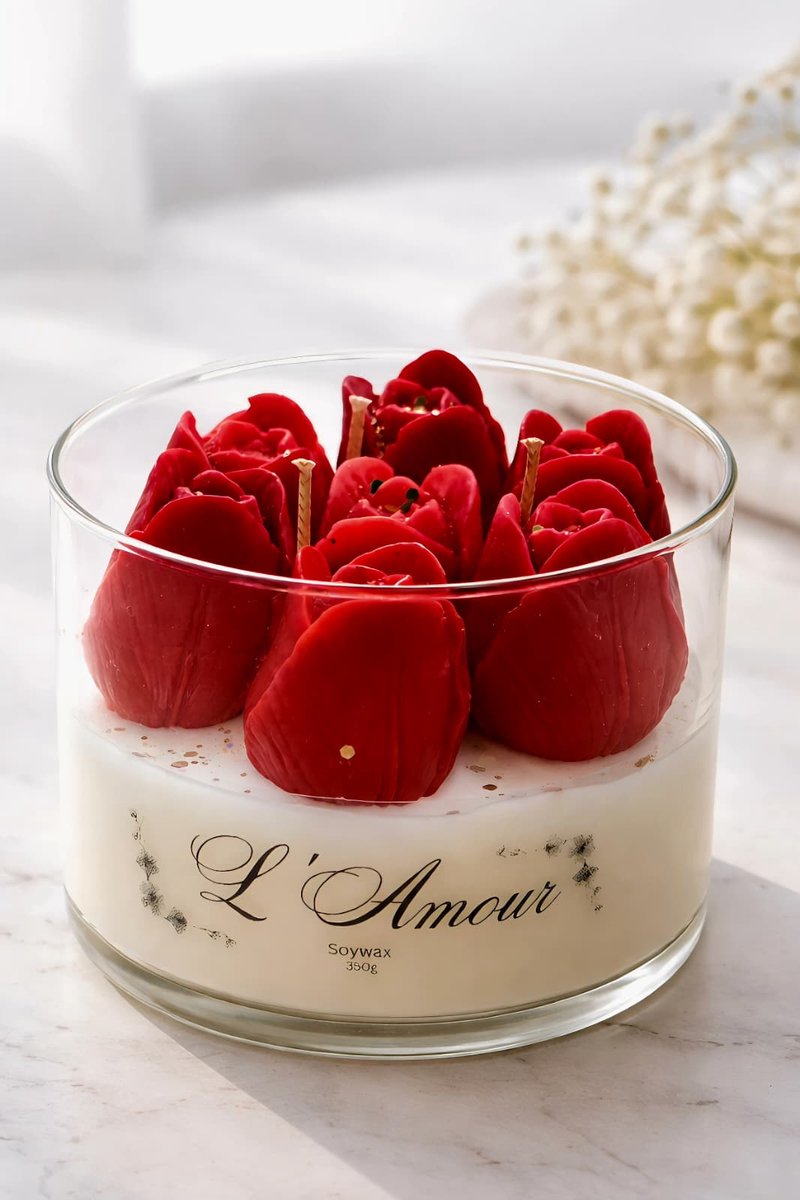 L’Amour Luxe Geurkaars 350g – Handgemaakt van Sojawas – Vanille & Jasmijn – Luxe Tulpen Kaars met Gouden Details - Rood – Romantisch Cadeau