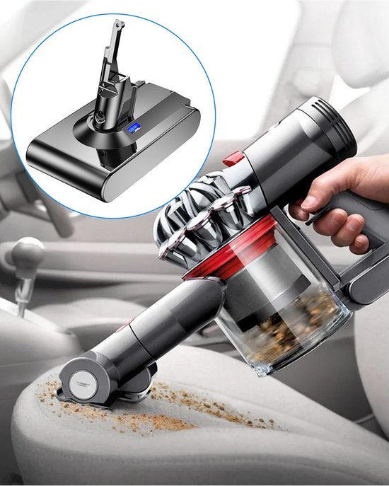 Kleine accupack in een cirkel, naast een hand die een Dyson-stofzuiger gebruikt om autostoelen schoon te maken.