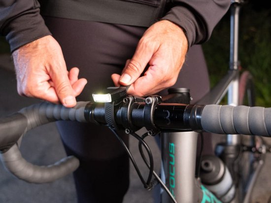 BBB Cycling Spark 2.0 Koplamp Fiets - 100 Lumen - USB C Oplaadbaar - IPX4 Waterbestendig - Brandtijd: 27 uur - Fietsverlichting Racefiets & Mountainbike - BLS-151 — afbeelding 4
