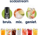 Sodastream apparaat met bubbels, close-up van bruisend water met citrusfruit en glazen met bruisende dranken.