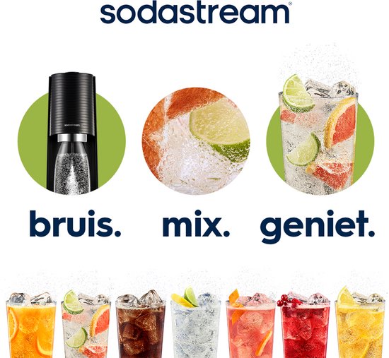 Sodastream apparaat met bubbels, close-up van bruisend water met citrusfruit en glazen met bruisende dranken.
