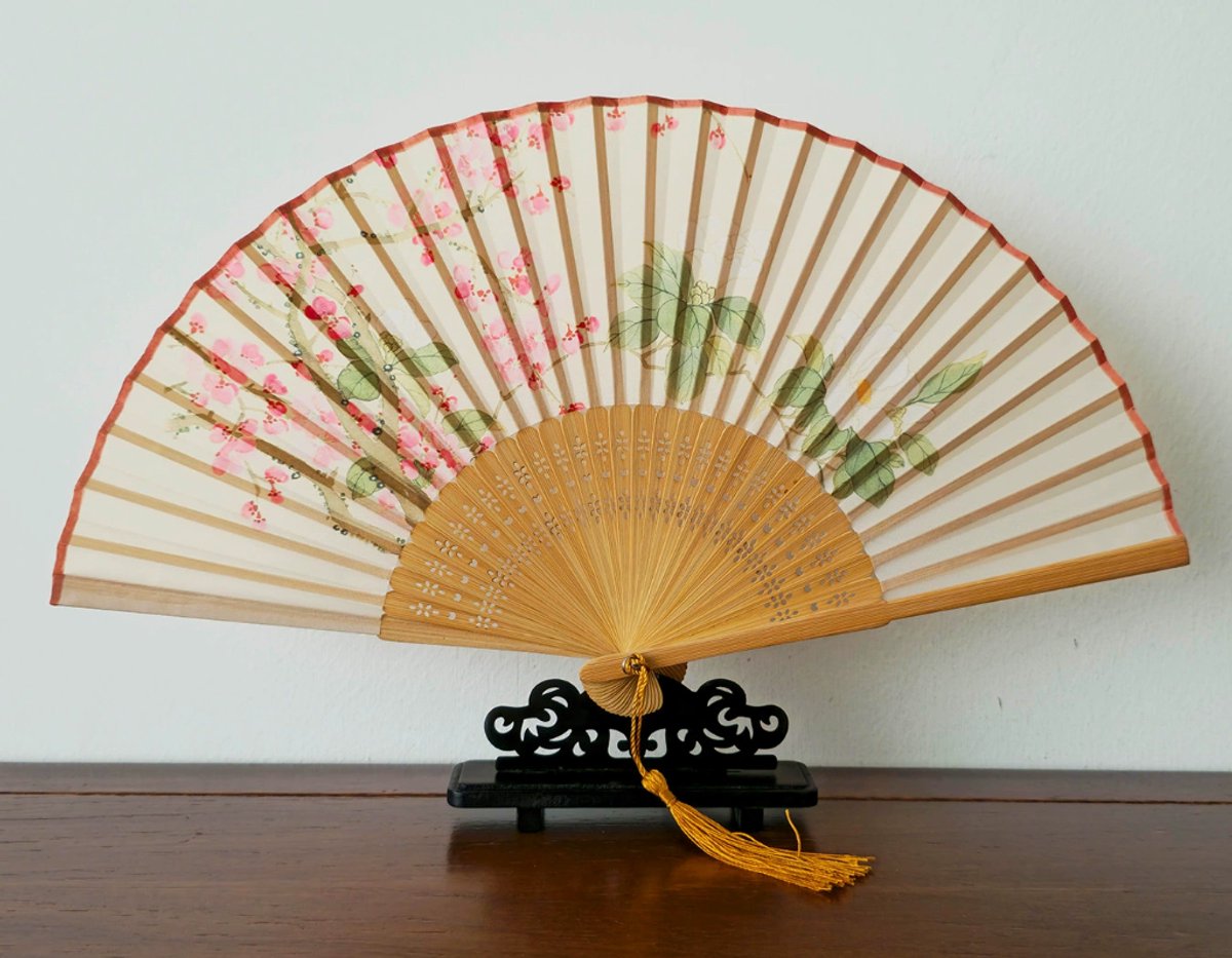WK Vouwwaaier voor Elegante Decoratie – 21 cm – Traditionele Chinese Waaier - “Lente in volle bloei op de zuidelijke takken ”– Zijdeachtig Doek met Donkerhouten Standaard – Elegante Decoratie voor Huis of Kantoor