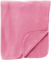 Gevouwen zachtroze fleece plaid met een gestikte rand.