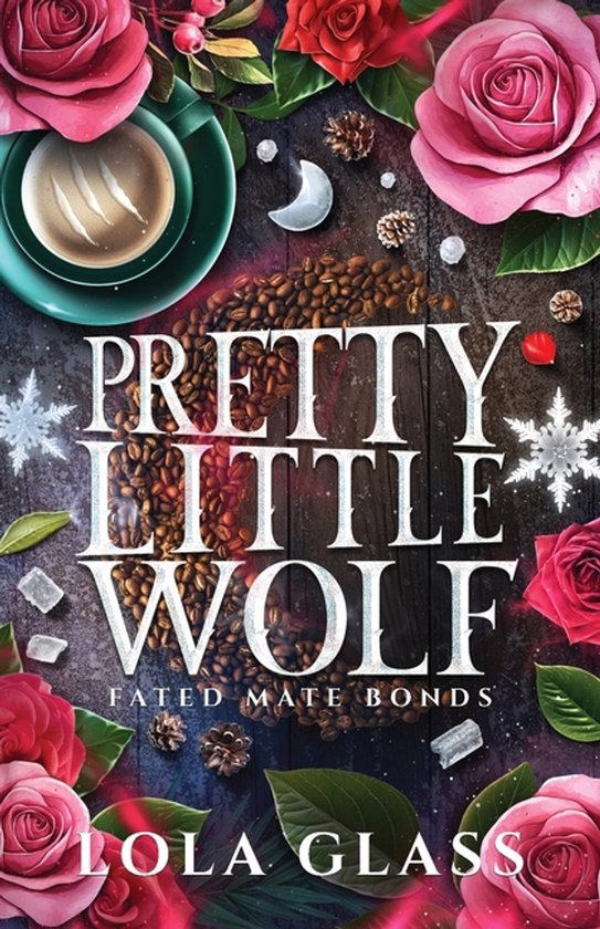 Boekcover met de titel 'Pretty Little Wolf' door Lola Glass. Koffiebonen, rozen, dennenappels, sneeuwvlokken en een halve maan op een houten achtergrond.