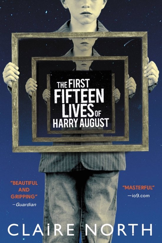Boekcover van 'The First Fifteen Lives of Harry August' door Claire North. Een jongen houdt twee lijsten vast met de titel erin.