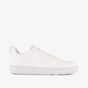 Witte Nike sneakers met vetersluiting en gespikkelde zool.