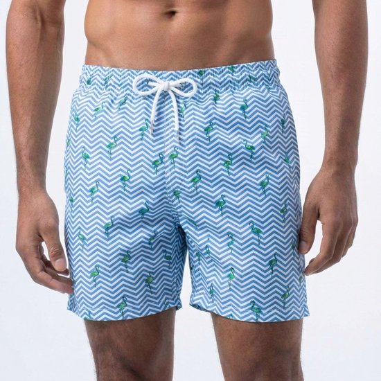 Man met zwemshort met blauw visgraatpatroon en groene flamingo's, met wit trekkoord.