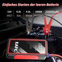 EAFC jumpstarter met rode en zwarte accuklemmen aangesloten op een autotoestel. Tekst: "Einfaches Starten der leeren Batterie 12V 6.0L 4.0L 2000A 20000mAh"