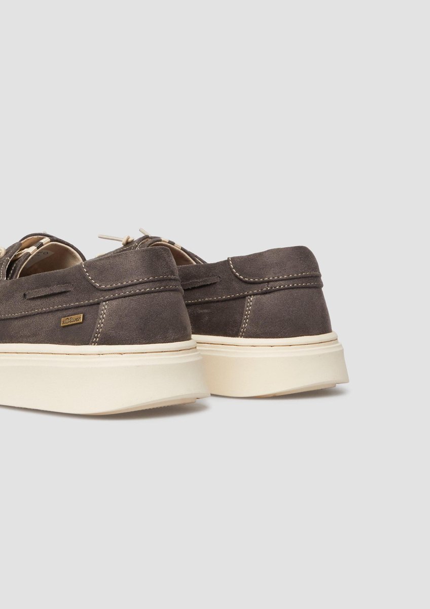 Lage schoenen met zool