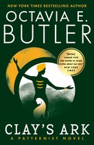 Boekomslag van 'Clay's Ark' van Octavia E. Butler, met een silhouet van een figuur tegen een gele maan en witte achtergrond.