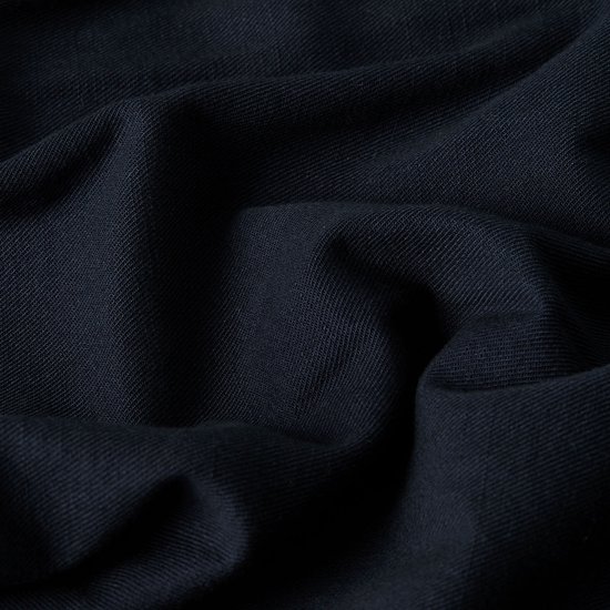 Donkerblauw, zachtvallend katoen met fijne ribbelstructuur.